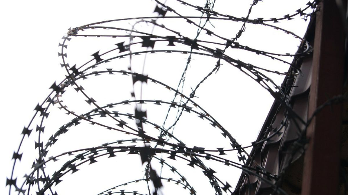 Fransa: Tavandan delik açarak cezaevinden firar eden mahkumlar yakalandı