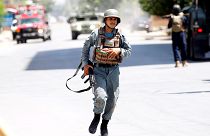 Ein afghanischer Polizist eilt zu einem der Orte, wo Feuer zu sehen ist