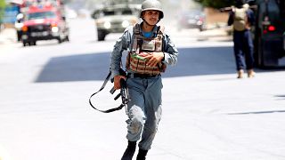 Ein afghanischer Polizist eilt zu einem der Orte, wo Feuer zu sehen ist