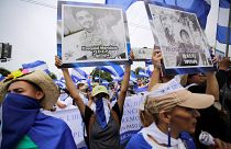 Tüntetők a zavargások során megölt diákok képeivel a kezükben Nicaraguában