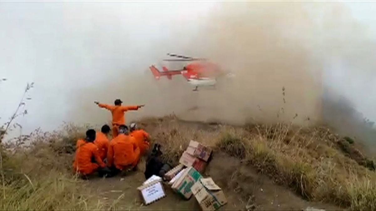 Montanhistas resgatados de vulcão na Indonésia