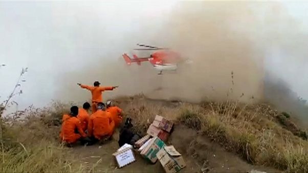 Montanhistas resgatados de vulcão na Indonésia Montanhistas resgatados de vulcão na Indonésia