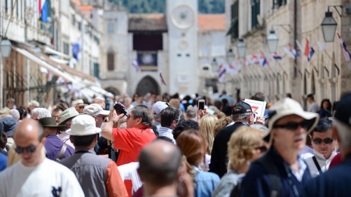 Yaz aylarında turiste boğulan Avrupa durumdan şikayetçi