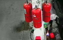Homem provoca fogo em gasolineira de Nova Iorque
