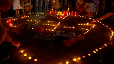 Cientos de griegos homenajean a las víctimas de los incendios