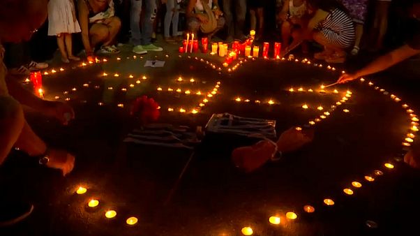 Свечи в память о погибших при пожарах в Греции Свечи в память о погибших при пожарах в Греции