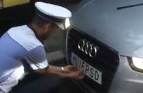  شرطة المرور في رومانيا تنزع لوحة سيارة سويدية تشتم الحزب الحاكم