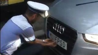  شرطة المرور في رومانيا تنزع لوحة سيارة سويدية تشتم الحزب الحاكم