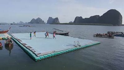 Úszó focipálya Thaiföldön