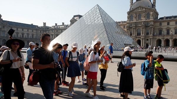 سياح صينيون أمام هرم متحف اللوفر في العاصمة باريس سياح صينيون أمام هرم متحف اللوفر في العاصمة باريس