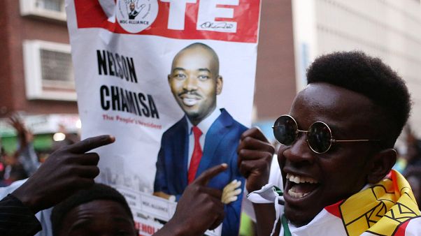 Zimbabué: Partido de Chamisa clama vitória mesmo sem resultados oficiais Zimbabué: Partido de Chamisa clama vitória mesmo sem resultados oficiais