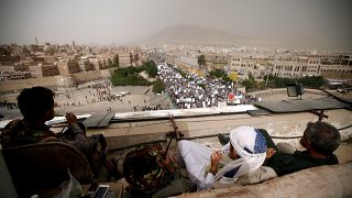 الحوثيون يعلنون استعدادهم وقف الهجمات في البحر الأحمر لدعم جهود السلام