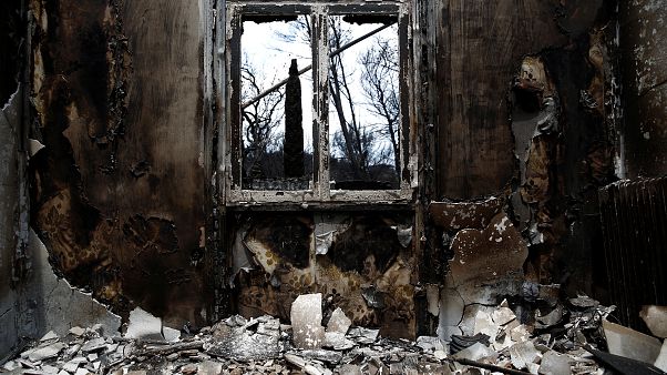 Escombros dos incêndios na Grécia Escombros dos incêndios na Grécia
