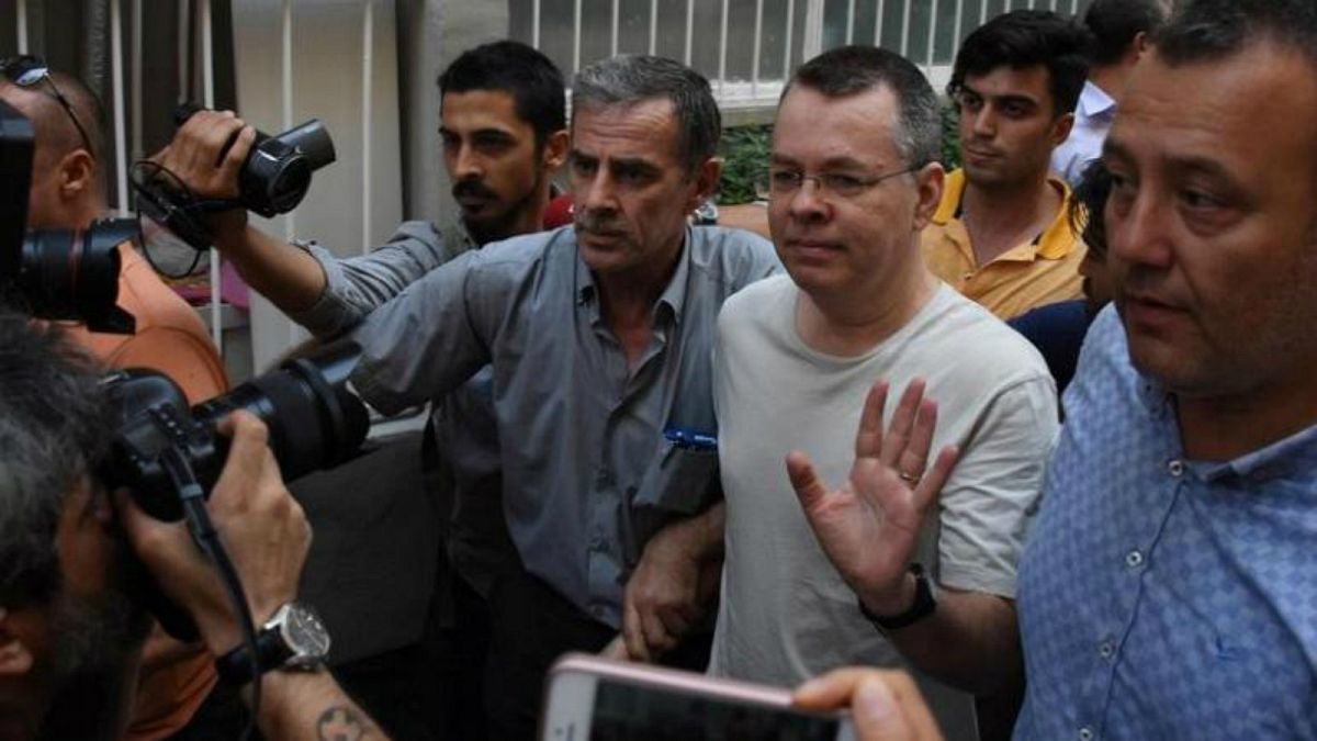 القضاء التركي يرفض التماسا لرفع الإقامة الجبرية عن قس أمريكي