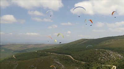 شاهد : عشاق الطيران المظلي يتنافسون في سماء البرتغال