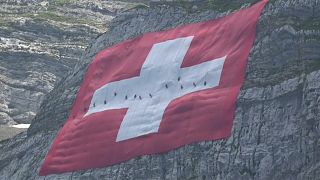 شاهد: سويسرا تبسط علما ضخماً على جبل في عيدها الوطني