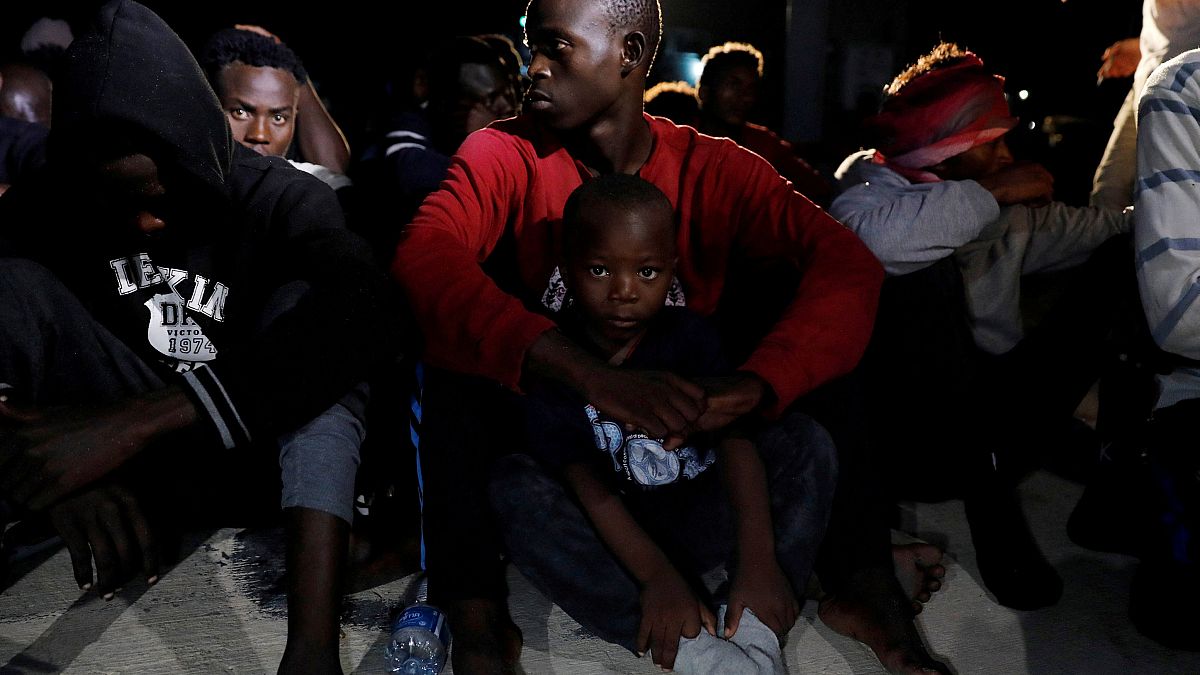 EU-Schiff bringt Flüchtlinge nach Libyen