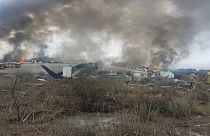Brenndendes Flugzeugwrack nach Absturz in Mexiko