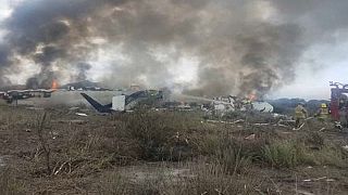 Brenndendes Flugzeugwrack nach Absturz in Mexiko