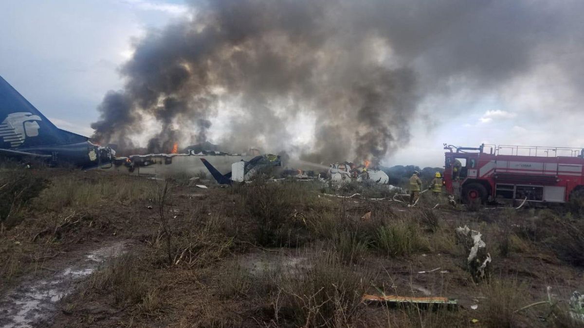 Meksika'da 103 kişiyi taşıyan uçak kalkıştan hemen sonra düştü