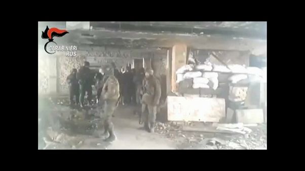 Italia-Ucraina, sei arresti di skinhead che reclutavano mercenari per la guerra nel Donbass Italia-Ucraina, sei arresti di skinhead che reclutavano mercenari per la guerra nel Donbass