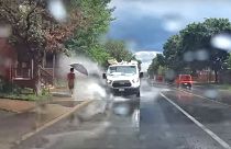 اخراج راننده‌ای که روی عابران آب می‌پاشید