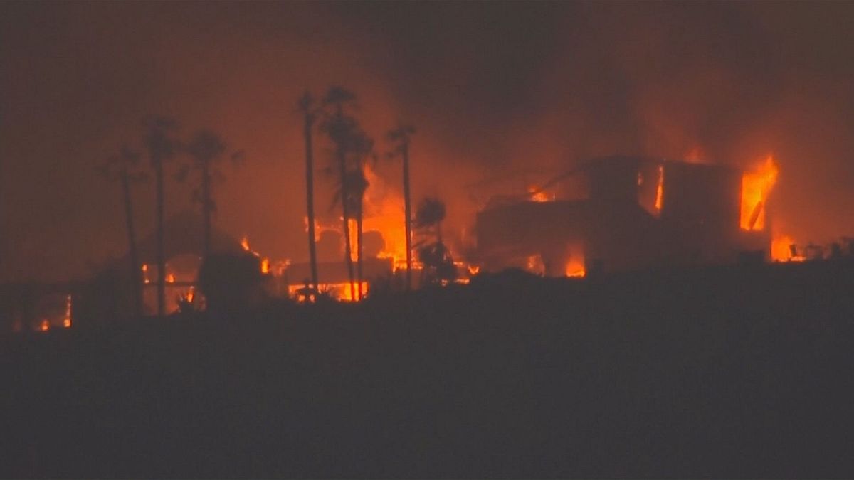 شاهد: جهود مضنية لإخماد الحرائق المتزايدة في كليفورنيا