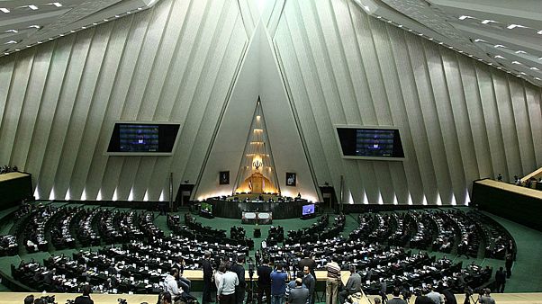 معاون پارلمانی روحانی: سوال مجلس از رئیسجمهور خلاف قانون اساسی است معاون پارلمانی روحانی: سوال مجلس از رئیسجمهور خلاف قانون اساسی است