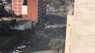 زيمبابوي: العنف يجتاح شوارع هاراري بعد فوز الحزب الحاكم بالانتخابات
