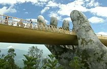 Vietnam: Giant hand bridge attracts the tourists
