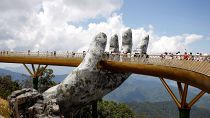 Βιετνάμ: Δύο γιγάντια χέρια κρατούν την «χρυσή γέφυρα» 