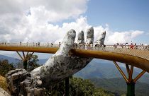 Βιετνάμ: Δύο γιγάντια χέρια κρατούν την «χρυσή γέφυρα» 