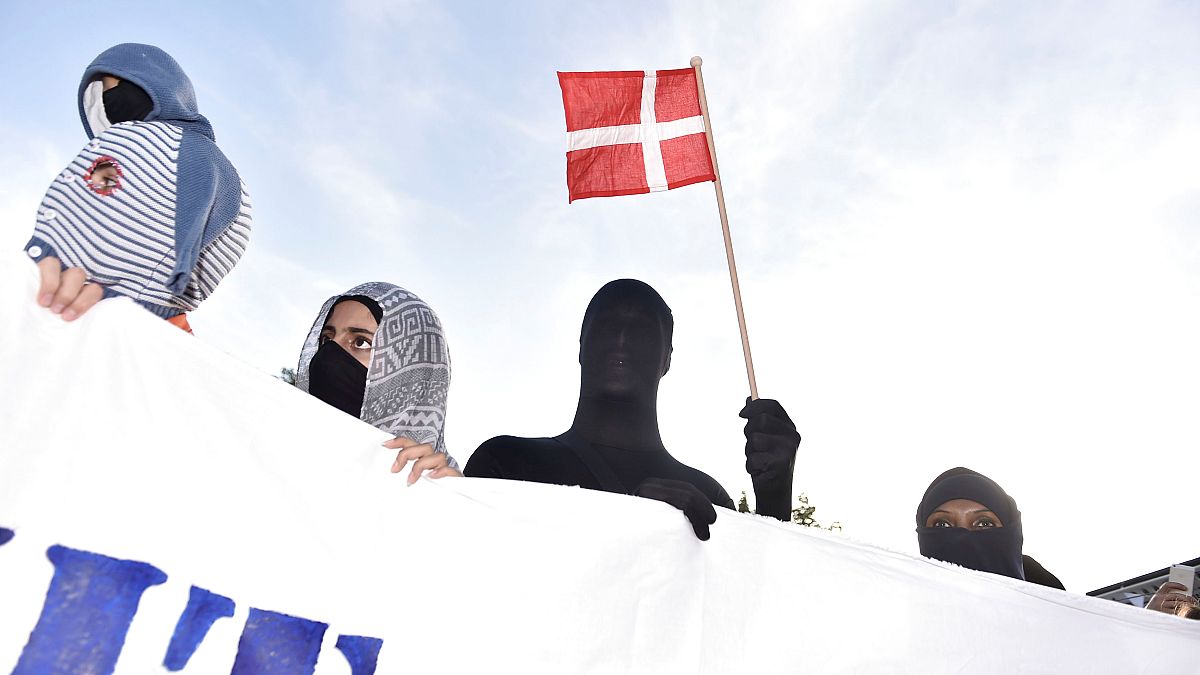 جانب من المظاهرة المناهضة لقانون حظر النقاب في الدنمرك