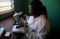  مختبر في بلدة وانجاتا خلال حملة تلقيح ضد تفشي إيبولا