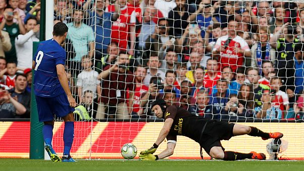 Aos 36 anos, Petr Cech ainda garante vitórias na baliza do Arsenal Aos 36 anos, Petr Cech ainda garante vitórias na baliza do Arsenal