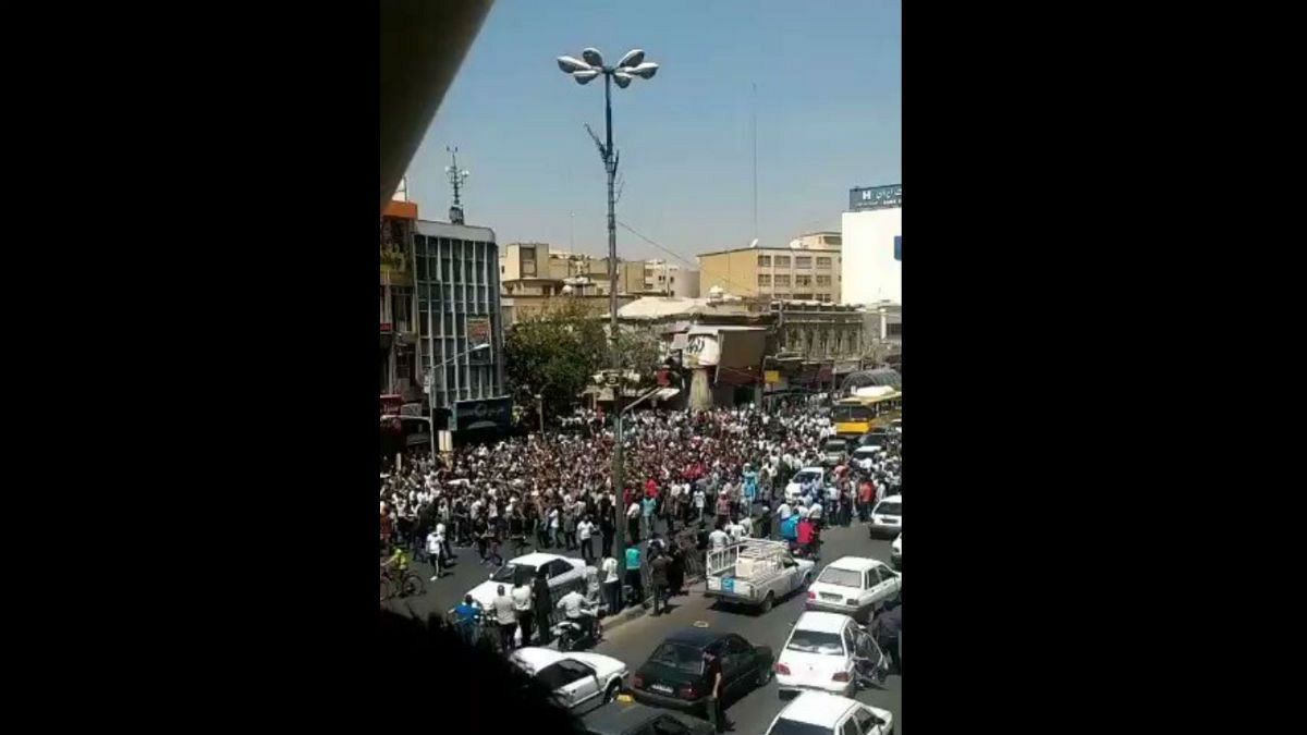 گاز اشک‌آور، دود و آتش در سومین روز اعتراض‌ها در ایران