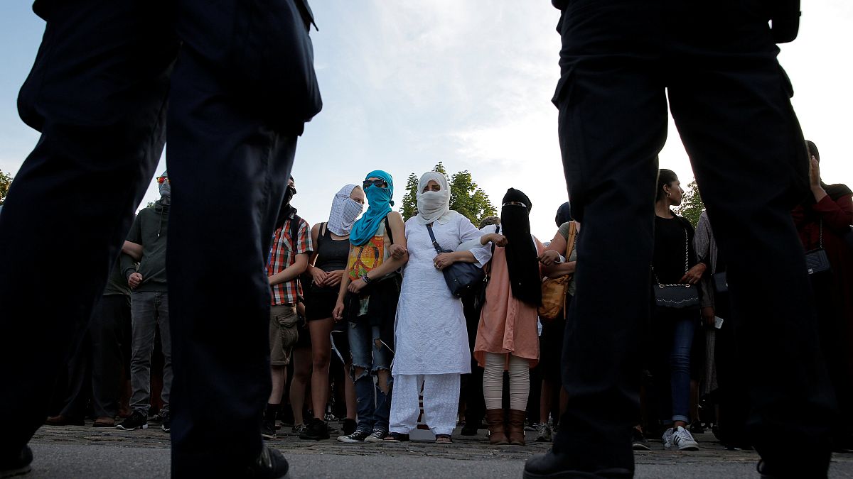 احتجاجات في الدنمارك على دخول قانون حظر ارتداء النقاب حيز التنفيذ