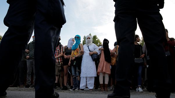 احتجاجات في الدنمارك على دخول قانون حظر ارتداء النقاب حيز التنفيذ احتجاجات في الدنمارك على دخول قانون حظر ارتداء النقاب حيز التنفيذ