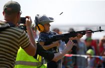 Ein Junge lernt, eine Kalaschikow zu benutzen - International Army Games