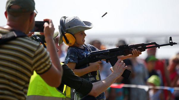 Ein Junge lernt, eine Kalaschikow zu benutzen - International Army Games Ein Junge lernt, eine Kalaschikow zu benutzen - International Army Games