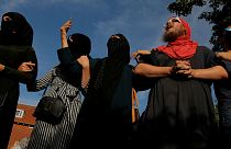 معترضان دانمارکی با روی پوشیده به قانون منع روبنده اعتراض کردند