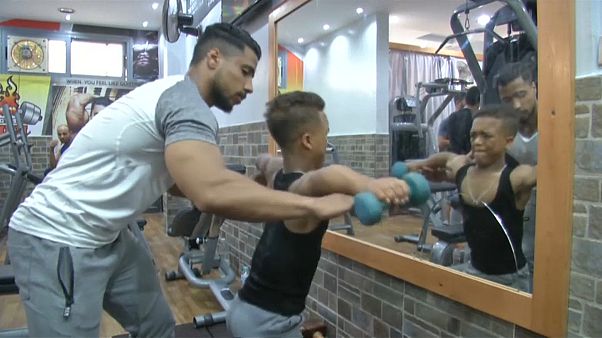مصري يتحدى قصر قامته وسخرية الآخرين ليصبح لاعب كمال أجسام مصري يتحدى قصر قامته وسخرية الآخرين ليصبح لاعب كمال أجسام