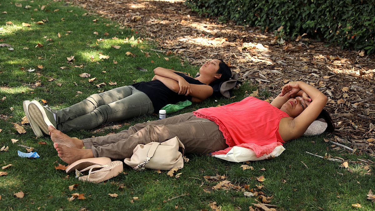 Zwei Frauen erholen sich von der Hitze in Madrid