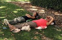 Zwei Frauen erholen sich von der Hitze in Madrid