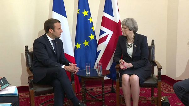 Theresa May e Emmanuel Macron reúnem-se em França Theresa May e Emmanuel Macron reúnem-se em França