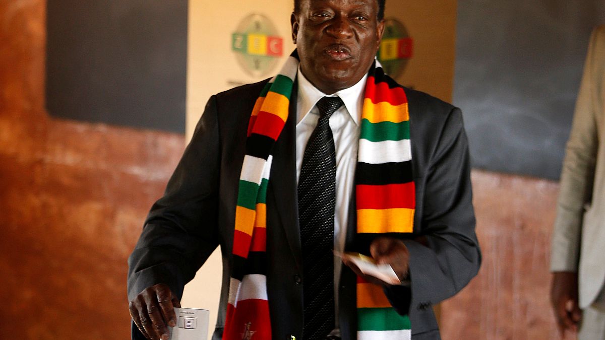 Zimbabve'de başkanlık seçimlerinde Mnangagwa yarışı önde götürüyor
