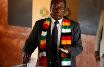 Zimbabve'de başkanlık seçimlerinde Mnangagwa yarışı önde götürüyor