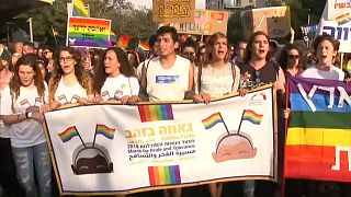 شاهد: آلاف المثليين يحتفلون في القدس ويحتجون على قانون تأجير الأرحام الجديد