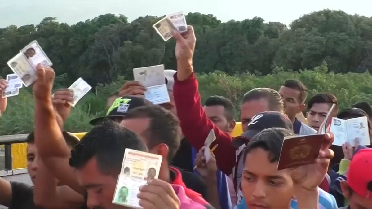 Santos regulariza por decreto a más de 440.000 venezolanos