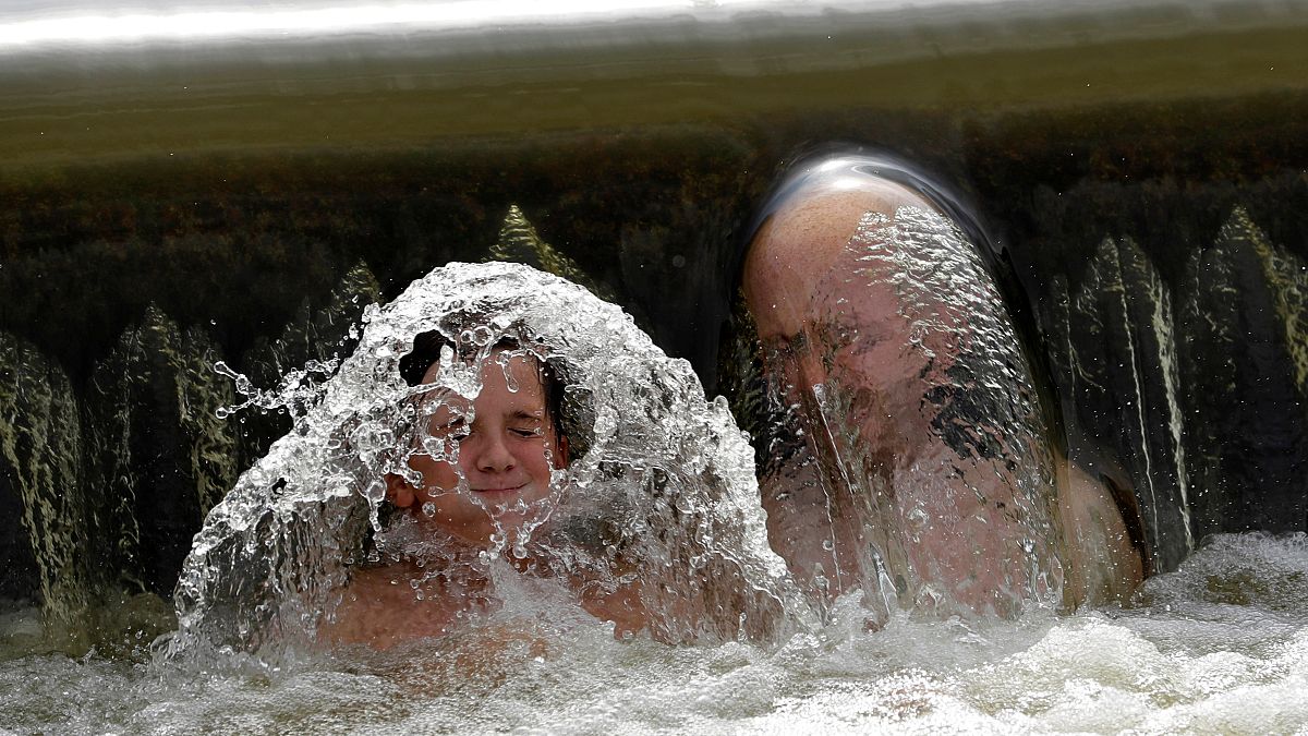 En imágenes: Europa intenta refrescarse frente a la ola de calor
